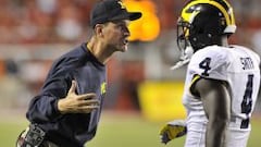 Jim Harbaugh entrenador de los Michigan Wolverines.