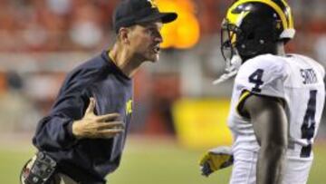 Jim Harbaugh entrenador de los Michigan Wolverines.