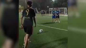 El video ya lleva miles de vistas en redes y es que muestra una excelente técnica de golpeo de balón.