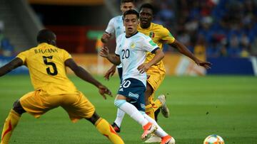 AME134. BIELSKO-BIALA (POLONIA), 04/06/2019.- El argentino Ezequiel Barco (c) en acci&oacute;n ante Babou Fofana (i) de Mali durante un partido por el Mundial Sub&#039;20 de la FIFA entre Argentina y Mali este martes, en el estadio Bielsko-Biala, en la ciudad de Bielsko-Biala (Polonia). EFE/ Andrzej Grygiel