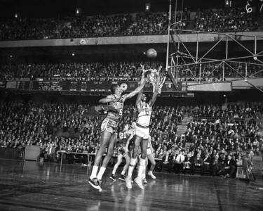 Si en puntos Chamberlain acumula récords, en rebotes los tiene prácticamente todos, casi siempre con Bill Russell, su némesis, pegado a los talones. El 24 de noviembre de 1960, en un Warriors-Celtics, capturó 55 rechaces, una cifra que parece imposible de igualar. Los únicos que han llegado a 40 en un partido son él, Bill Russell, Nate Thurmond y Jerry Lucas. Thurmond se fue a 42 en 1965. Es hay doce partidos con más rebotes en la historia y los doce son Wilt Chamberlain y Bill Russell. En playoffs, Wilt Chamberlain también tiene la mejor marca de la historia en un partido: 41 rebotes.
