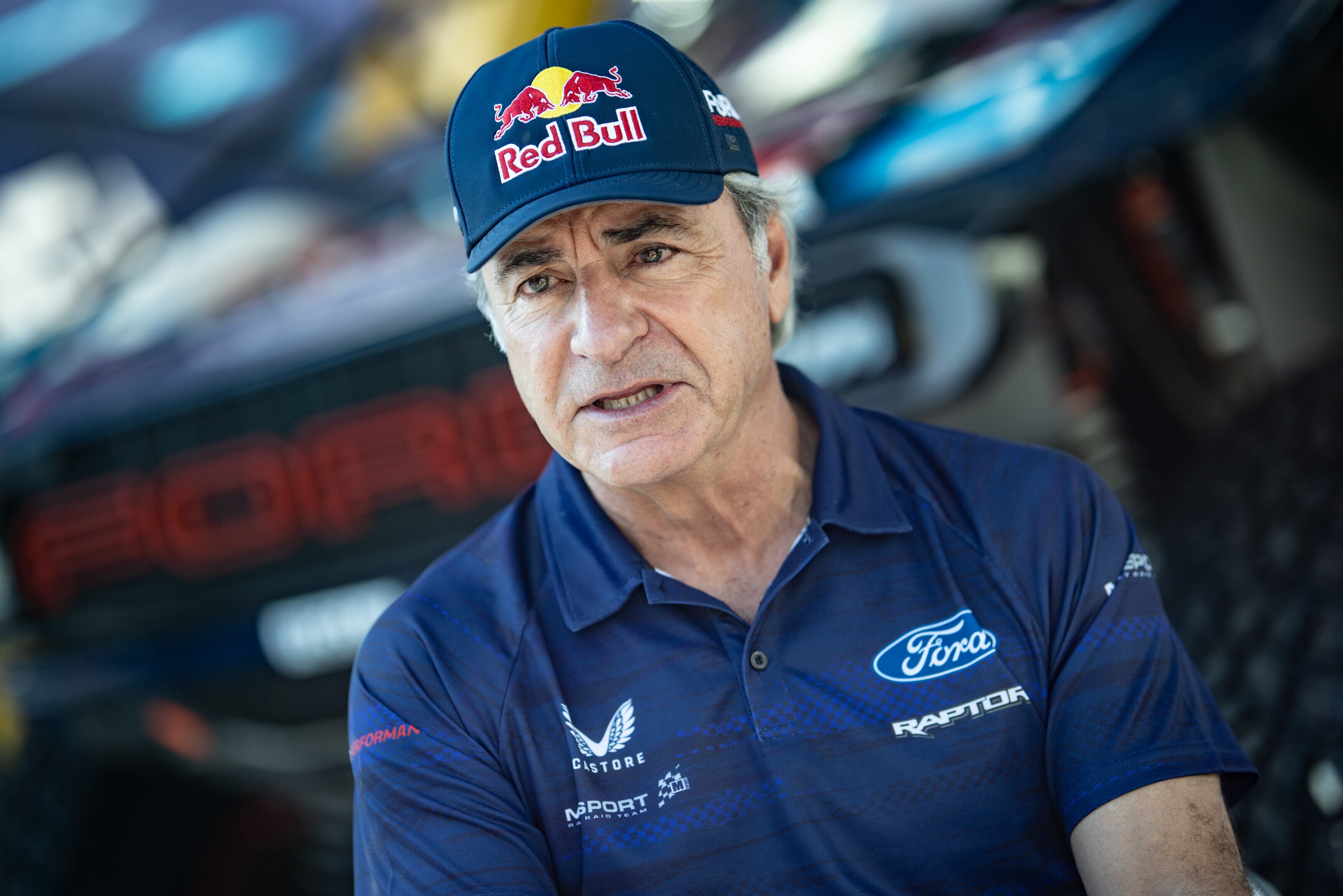 Carlos Sainz con la equipación de Ford durante la previa del Rally Sudáfrica.