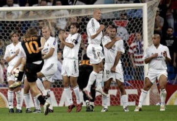 Su peor recuerdo. El 28 de septiembre de 2004, el Roma se adelantó en el marcador con dos goles en apenas 20 minutos. Sin embargo, el Madrid acabaría remontando. Totti llevó mucho peligro con sus lanzamientos de falta, como en esta ocasión.