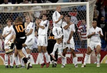 Su peor recuerdo. El 28 de septiembre de 2004, el Roma se adelantó en el marcador con dos goles en apenas 20 minutos. Sin embargo, el Madrid acabaría remontando. Totti llevó mucho peligro con sus lanzamientos de falta, como en esta ocasión.