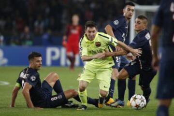 Los jugadores del París Saint-Germain Marco Verratti (dcha) y Thiago Motta (izda) pelean por el control del balón con el jugador del FC Barcelona, Lionel Messi, durante el partido del grupo F de la Liga de Campeones disputado en el estadio Parque de los Príncipes de París, Francia, el 30 de septiembre del 2014.