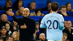 Pep Guardiola, entrenador del Manchester City, da instrucciones a Bernardo Silva.