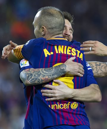 Iniesta celebra el 2-0 con Messi.