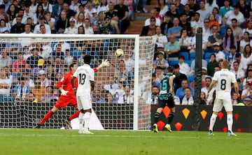 Magnífico envío el que puso Portillo al área, irrumpiendo Robertone, el recién entrado en el campo, para conectar con un preciso testarazo y desembocar en el gol del 4-2.