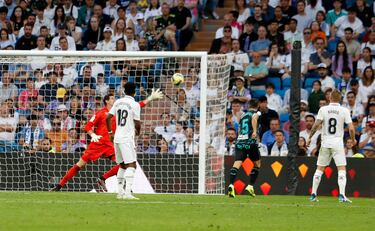 Magnífico envío el que puso Portillo al área, irrumpiendo Robertone, el recién entrado en el campo, para conectar con un preciso testarazo y desembocar en el gol del 4-2.