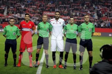 Partido Sevilla-Espanyol. El àrbitro Ignacio Iglesias Villanueva arropado por los capitanes, Javi López e Iborra, los asistentes, Alfonso Costoya Rodríguez y Enrique José Ramos Ferreiros y el cuarto árbitro Oscar Martínez Santos.