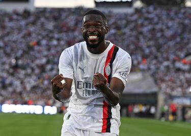Alegría de Fikayo Tomori tras anotar el gol. El central del Milan remató solo en el área pequeña. Se escapó de la marca de Nacho y dio un pase de cabeza a la portería.