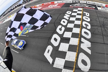 Why were Denny Hamlin and Kyle Busch disqualified from the NASCAR race at Pocono?