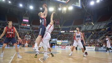 Chase Budinger lanza sobre Juskevicius.