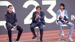 El alcalde de Madrid, José Luis Martínez Almeida (c) junto a los atletas Mariano Garcia (i) y Mohamed Katir durante la presentación del "World Indoor Tour Madrid 2023"  este martes en el Centro Deportivo Municipal Gallur.