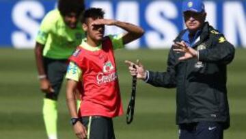 Neymar y Scolari, juntos durante un entreno.