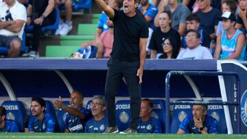 GETAFE, SPAIN - AUGUST 15: Head coach Quique Sanchez Flores of Getafe CF gestures during the LaLiga Santander match between Getafe CF and Atletico de Madrid at Coliseum Alfonso Perez on August 15, 2022 in Getafe, Spain. (Photo by Angel Martinez/Getty Images)