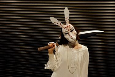 Una persona disfrazada disfruta de la noche de Halloween en Dublín, Irlanda.