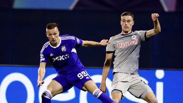 Zagreb (Croatia), 11/10/2022.- Mislav Orsic of GNK Dinamo (L) in action against Luka Sucic of RB Salzburg during the UEFA Champions League group E soccer match between Dinamo Zagreb and RB Salzburg in Zagreb, Croatia, 11 October 2022. (Liga de Campeones, Croacia, Salzburgo) EFE/EPA/ANTONIO BAT
