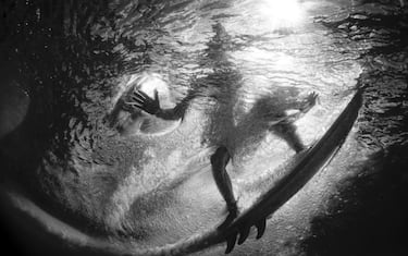 Entre dos reinos. Un surfista parece navegar entre dos mundos en Log Cabins (Oahu, Hawái). Foto tomada durante los 4 días en los que este fotógrafo estuvo participando de un documental sobre la vida diaria del bicampeón del mundo de surf John John Florence. "Me he pasado la mayor parte de mi vida buscano una foto así", confiesa. 