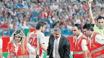 <b>PERSEGUIDO. </b>Teixeira amonestó a Agüero por simular. Sin embargo, el argentino se marchó en camilla por la patada de Pereyra.