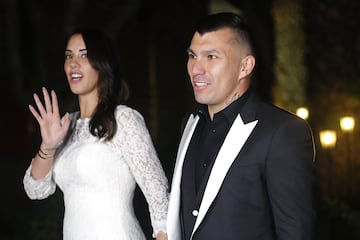 Santiago, 07 de julio 2017.
El futbolista Gary Medel junto a su esposa Cristina Morales saludan a la prensa durante su fiesta de matrimonio.

Karin Pozo/Photoport