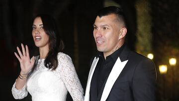 Santiago, 07 de julio 2017.
El futbolista Gary Medel junto a su esposa Cristina Morales saludan a la prensa durante su fiesta de matrimonio.
Karin Pozo/Photoport