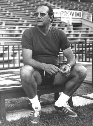 Míster Látigo ganó dos títulos en el Atlético. Max Merkel dirigió al equipo rojiblanco desde 1971 a 1973 e implantó una metodología de trabajo desconocida hasta entonces. Los jugadores que estuvieron bajo sus órdenes recuerdan las palizas físicas que les daba el entrenador austriaco. A los Luis Aragonés y compañía les hacía subir y bajar las gradas del estadio Calderón y muchos no estaban de acuerdo con esas palizas físicas, con sesiones muy exigentes en la Casa de Campo de Madrid. Pero el Atlético ganó su séptima Liga, temporada 72-73 y también la Copa del 72. El 8 de julio de 1972 venció con este once en la final copera ante el Valencia: Rodri; Martínez Jayo, Ovejero, Calleja; Adelardo, Iglesias; Ufarte, Luis, Gárate (Orozco, 71'), Irureta y Salcedo. Marcaron Salcedo y Gárate. 