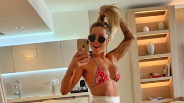 La skater Leticia Bufoni agarrándose su rubio pelo.