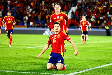 Bryan Zaragoza celebrando su gol de penalti, el tercero para España y el de la victoria. 