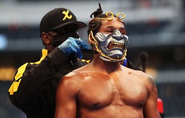 El entrenador de Xavier Wilson quita a su pupilo la mascarilla antes del combate frente al mexicano Christian
Alán Gómez Durán, quien le acabó noqueando en dos asaltos por KO. El duelo, respaldo del Canelo vs Saunders,
se celebró en el AT&T de Arlington (ciudad metropolitana de Dallas, Texas) ante más de 73.000 fans.