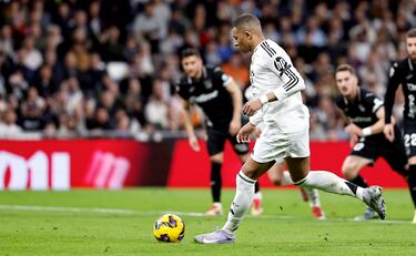 1-0. Kylian Mbappé marca desde los once metros a lo Panenka para superar a Dmitrovic.