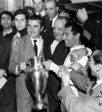 Mayo de 1966, El entonces entrenador Miguel Muñoz (izq), componentes de la plantilla y directivos, posan con la VI Copa de Europa conseguida por el club blanco en Bruselas tras derrotar al Partizán por 2-1.