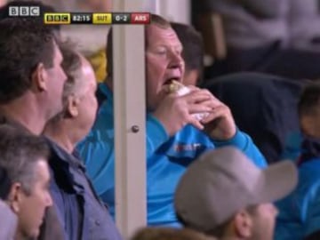 Wayne Shaw comiendo en el banquillo durante el partido de quinta ronda de la FA Cup que disputó su equipo, el Sutton United de quinta división, contra el Arsenal.