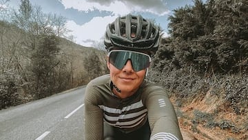 La ciclista rumana Alex Inaculescu, durante un entrenamiento en bicicleta.