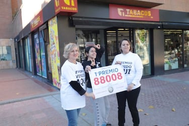La capital aragonesa es un punto estratégico de paso que ha sabido retener la fortuna en múltiples ocasiones. El Gordo ha visitado la ribera del Ebro con una frecuencia que mantiene siempre alta la ilusión. En la imagen, loteras de una administración de la capital aragonesa celebran haber vendido el 88008, número agraciado con el premio máximo. 