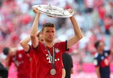 Con trofeo y cerveza en mano Bayern y James celebran el título