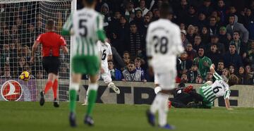 1-1. El VAR dio validez al primer gol de Sergio Canales.