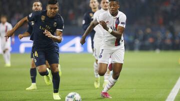 Casemiro corre con Kimpembe a por el balón. Los blancos apenas alcanzaron el centenar de kilómetros recorridos en el Parque de los Príncipes.