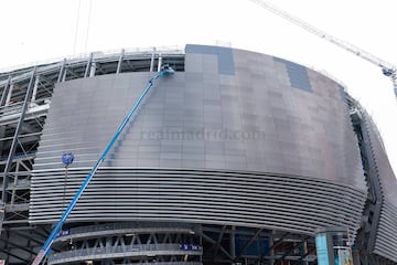 Las obras de remodelación del estadio del Real Madrid siguen su curso sin descanso a pocos meses de su inauguración. El club blanco presentado nuevas instantáneas del interior y de la fachada del estadio.