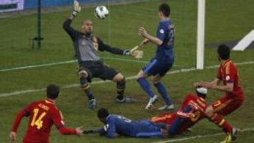 Valdés despejó este balón cabeceado por Evra en el 87'.