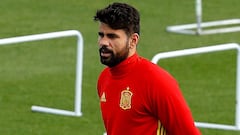 Diego Costa se retira del campo, ayer, tras escuchar la charla de Lopetegui.