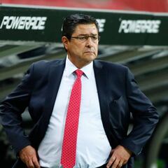 Luis Fernando Tena regresa con Chivas tras contraer coronavirus