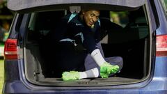 Mbappé saluda desde el interior de un coche.