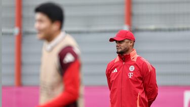 Munich (Germany), 22/10/2024.- Bayern head coach Vincent Kompany looks on during a training session of the team in Munich, Germany, 22 October 2024. Bayern Munich will face FC Barcelona in a UEFA Champions League match on 23 October in Barcelona. (Liga de Campeones, Alemania) EFE/EPA/ANNA SZILAGYI