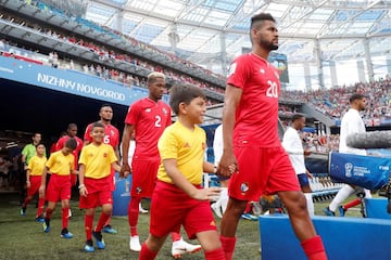 Los jugadores panameños pisan el campo antes del comienzo del partido.