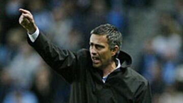 <b>CAMBIOS. </B>Mourinho cree que debe cambiar la mentalidad del futbolista inglés.