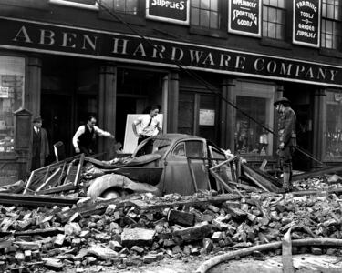El 21 de septiembre de 1938, un poderoso huracán golpeó la costa noreste de Estados Unidos. Con vientos que superaron los 190 km/h y marejadas de más de 15 metros, arrasó ciudades enteras en Long Island, Connecticut y Rhode Island. Más de 700 personas perdieron la vida, miles de casas quedaron destruidas