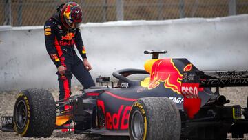 GRAF2962. MONTMELO (BARCELONA), 01/03/2018.- El piloto belga de Red Bull, Max Verstappen, tras salirse de la pista durante la cuarta jornada de entrenamientos oficiales de pretemporada de F&oacute;rmula Uno que se celebran en el circuito de Barcelona-Catalunya en Montmelo (Barcelona). EFE/Alejandro Garc&iacute;a