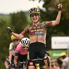 Vos triunfa en una etapa loca para ser la nueva líder y Cavalli abandona tras una caída