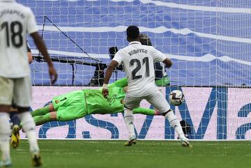 Rodrygo cerró el marcador al transformar así un penalti.